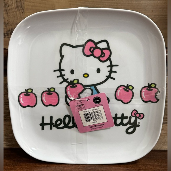 2024 Collection Hello Kitty & Apples 🍎 🎀 Set of 4 Melamine Plates -  NEW - Picture 3 of 8